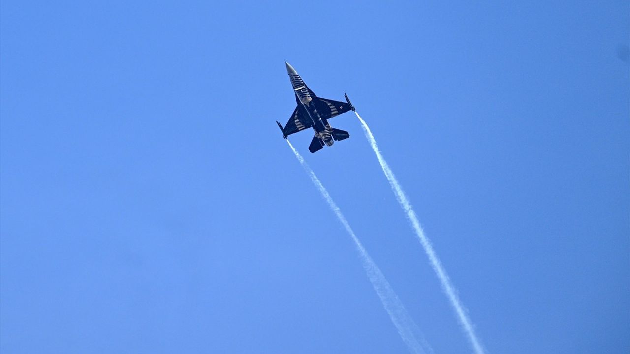 SOLOTÜRK, Kayseri'de 7. Bilim Şenliği kapsamında gösteri uçuşu gerçekleştirdi