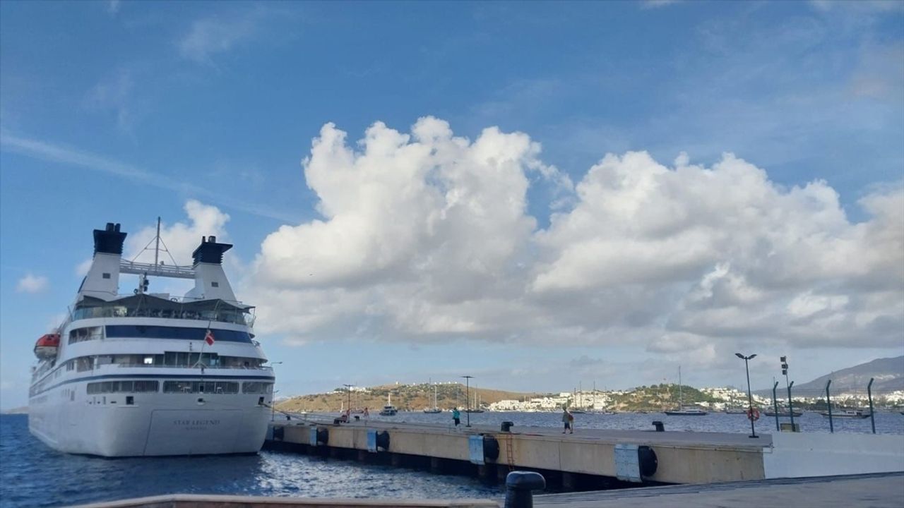 Star Legend kruvaziyeri 271 yolcuyla Bodrum Limanı'na yanaştı