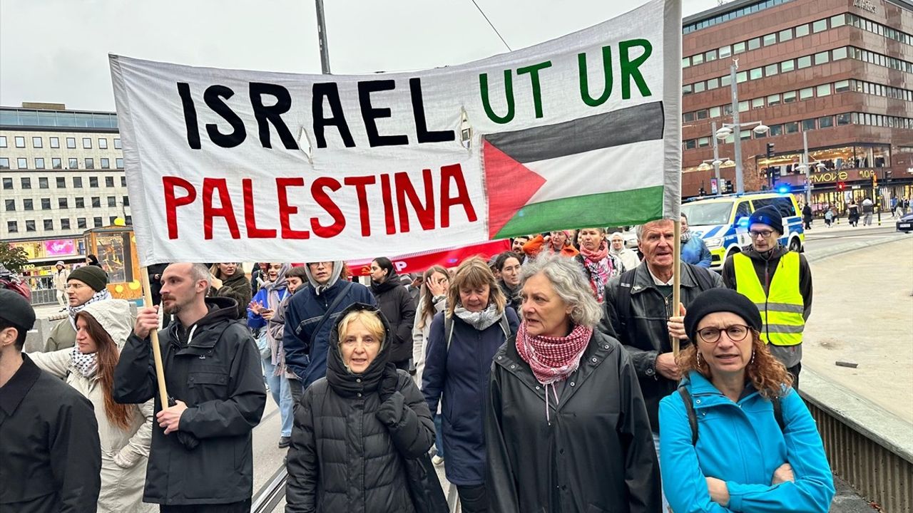 Stockholm'de Odenplan'da İsrail'in Küresel Sumud Filosu'na Yönelik Saldırı Protesto Edildi
