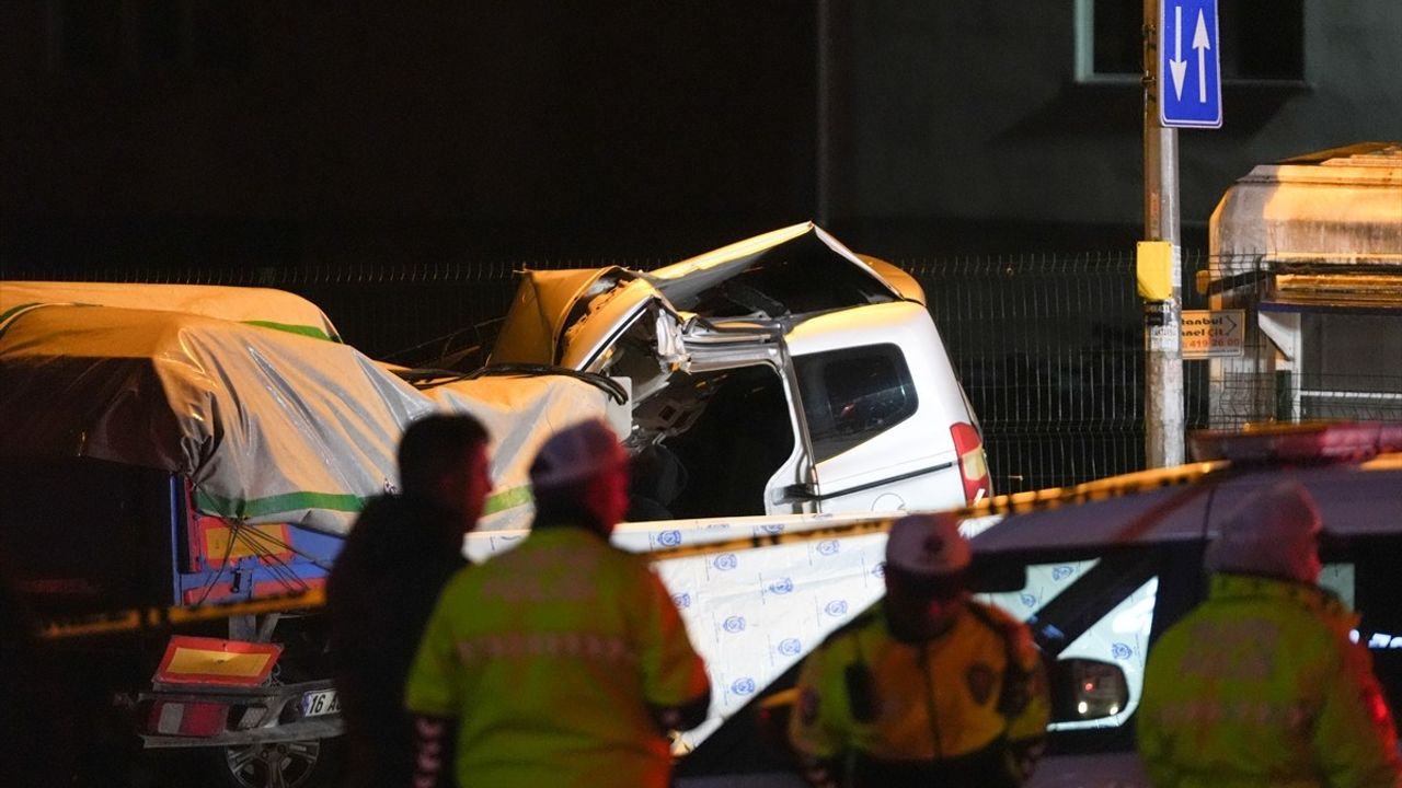 Sultanbeyli'de kaçan hafif ticari araç tıra çarptı: 1 ölü, 1 ağır yaralı