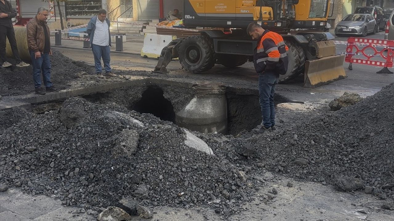 Sultangazi'de 1. Cebeci Caddesi'nde yol çökmesi: İSKİ ve İBB ekipleri müdahale ediyor