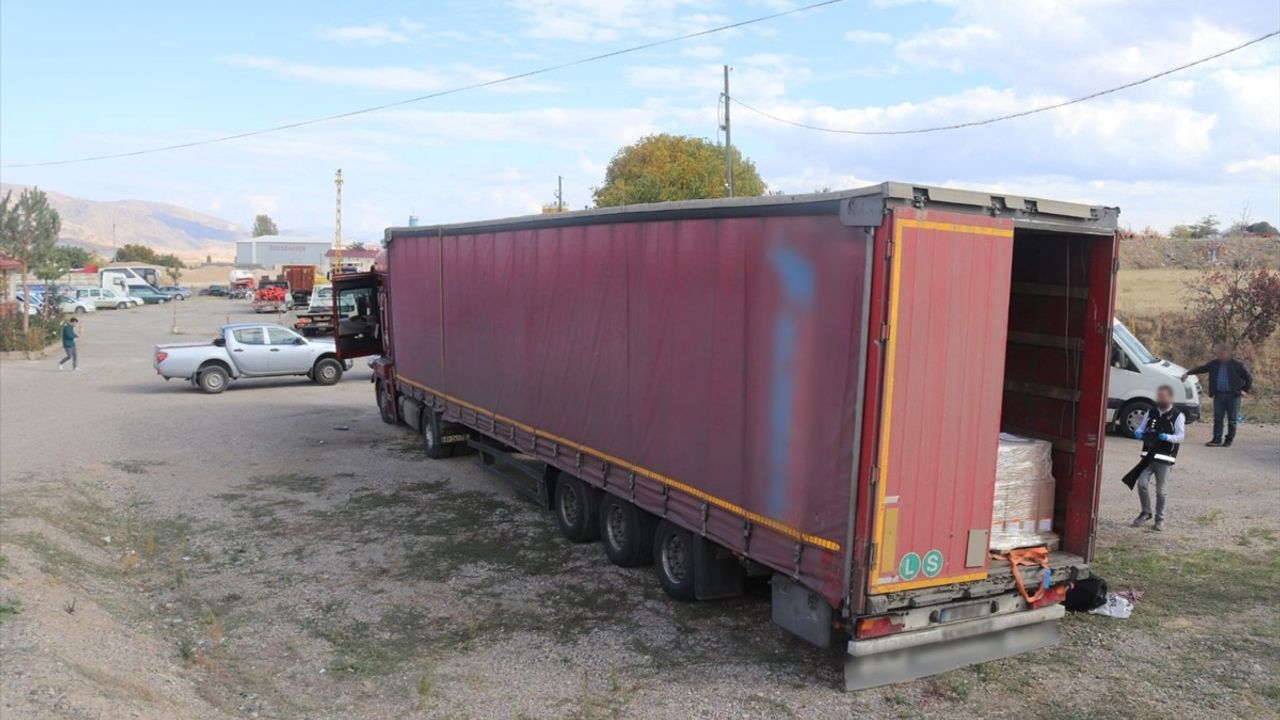 Suşehri'de tır dorsesinde saklanan 8 düzensiz göçmen yakalandı; şoför tutuklandı