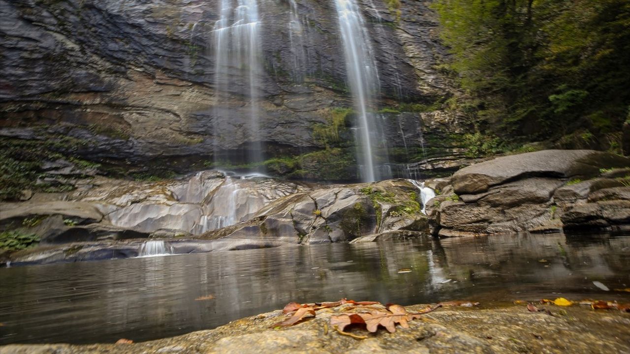 Suuçtu Şelalesi, Mustafakemalpaşa'da sonbaharın yeşil ve sarı tonlarıyla ziyaretçilerini karşılıyor