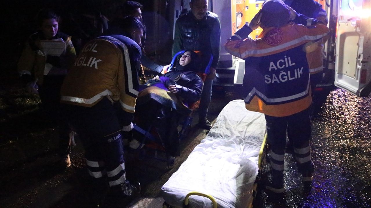 Taşköprü'de tur midibüsü devrildi: 25 kişinin bulunduğu araçta yaralananlara müdahale ediliyor