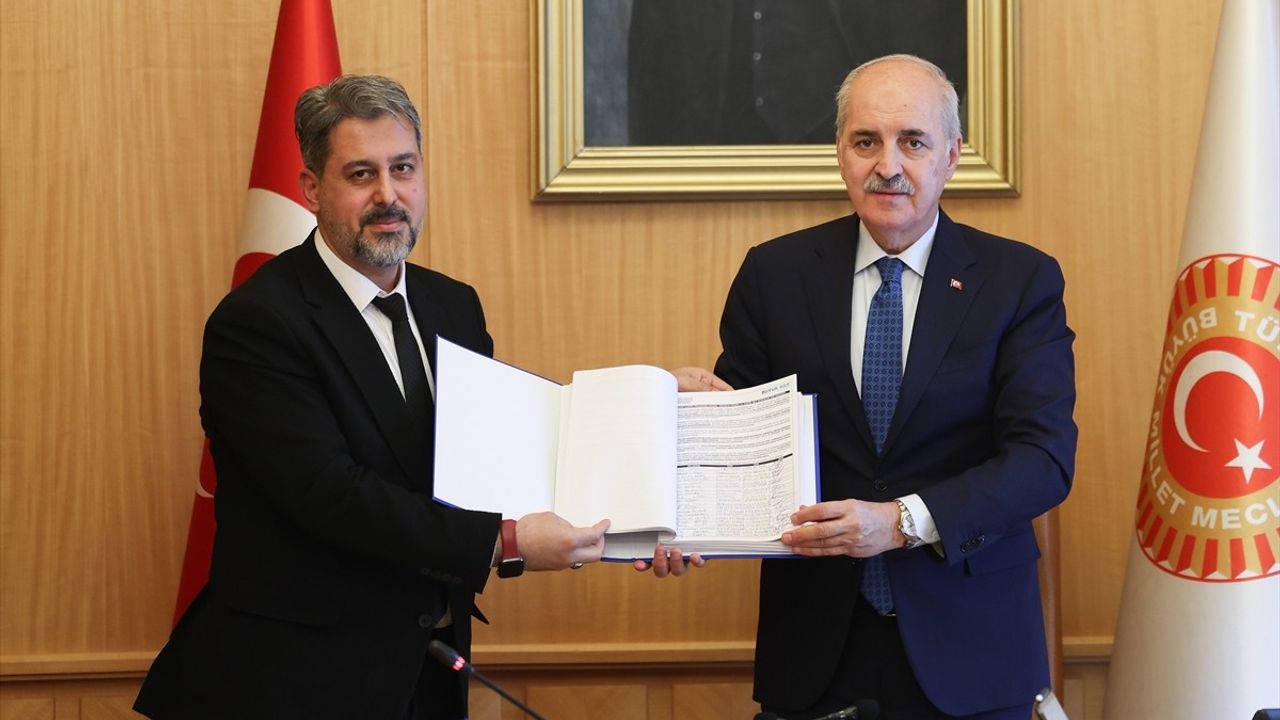 TBMM Başkanı Kurtulmuş: 'Aile Toplumun Kök Hücresi' — 105 Bin İmzalı 'Ekranlarda Çürümeye Dur De' Dilekçesi Sunuldu