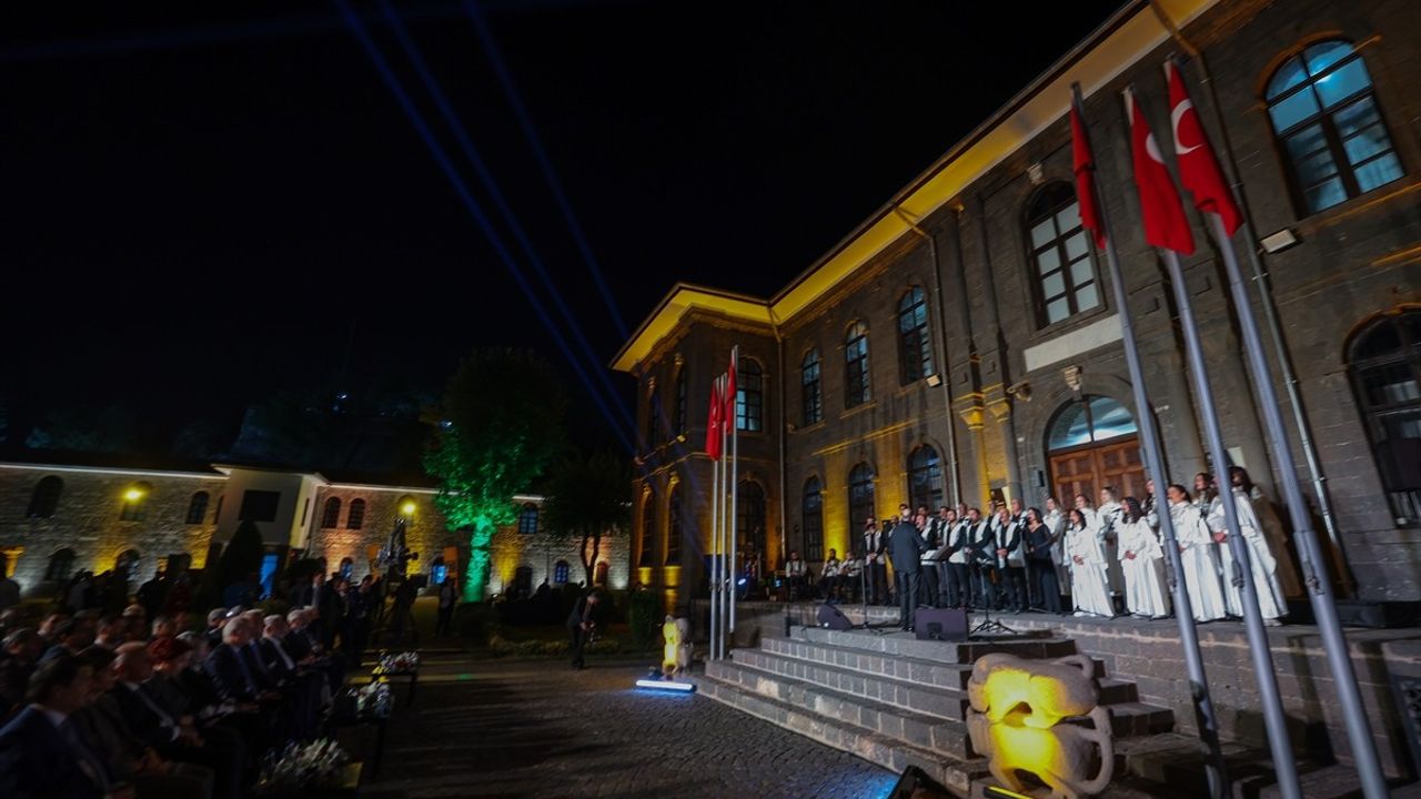 TBMM Başkanı Kurtulmuş, Diyarbakır'da Antakya Medeniyetler Korosu konserini dinledi