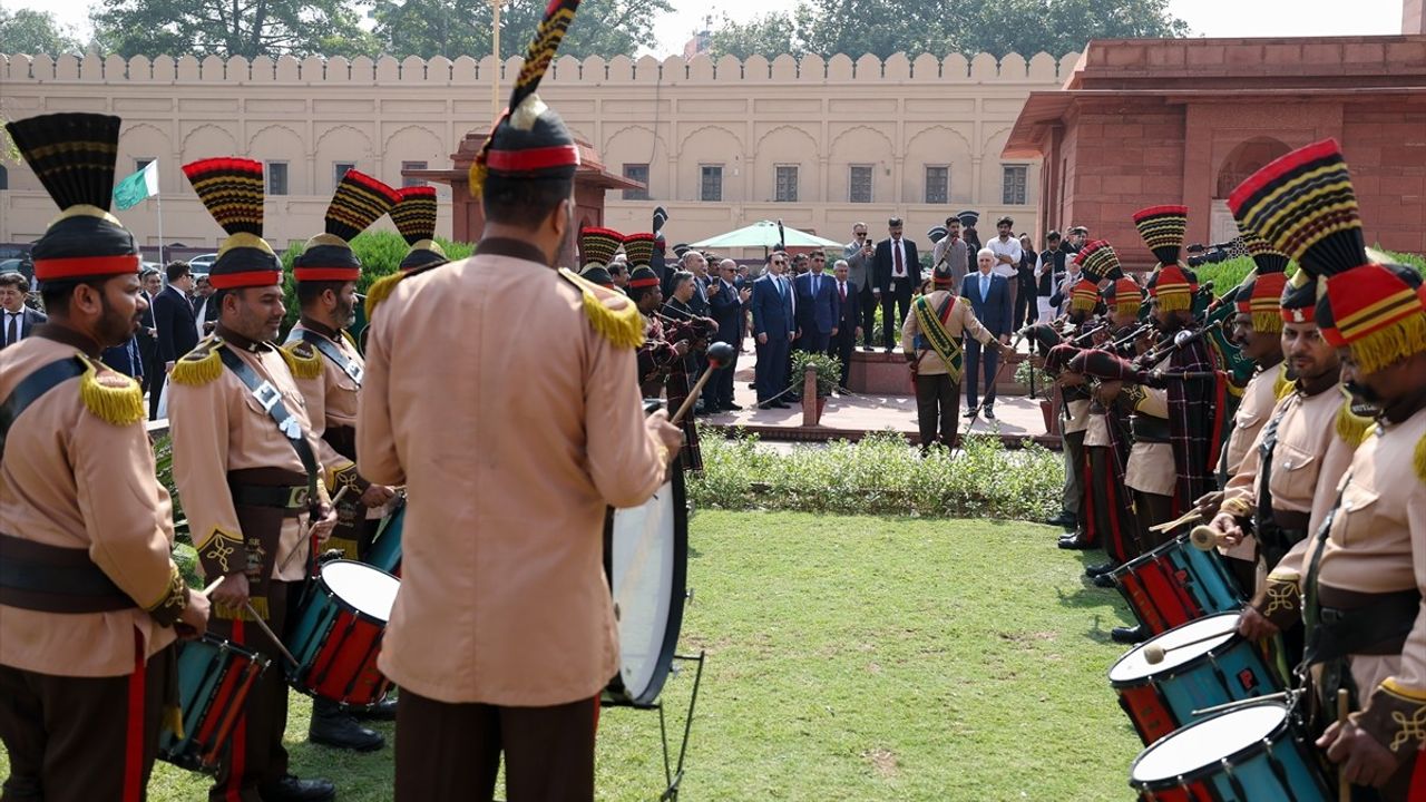TBMM Başkanı Numan Kurtulmuş, Lahor'da Muhammed İkbal'in kabrini ve Badşahi Camisi'ni ziyaret etti