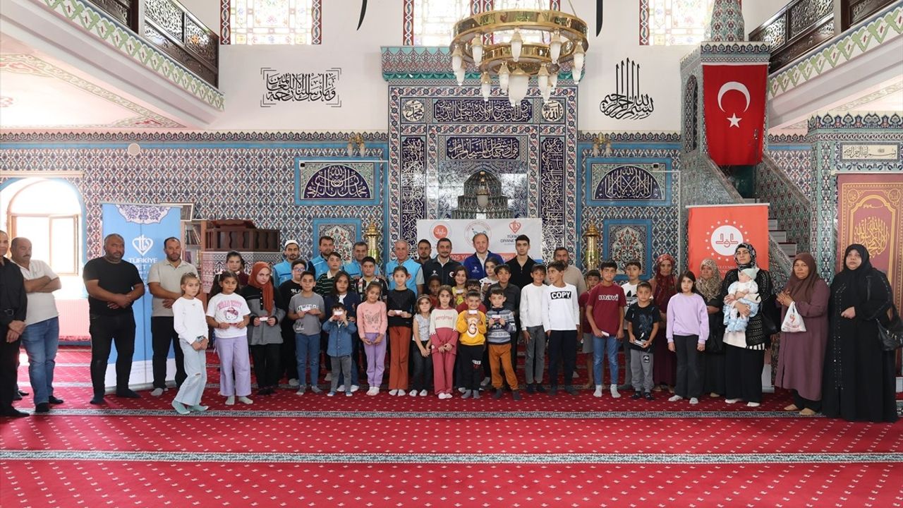 TDV, Elbistan ve Pazarcık'ta 100 aileye 5'er bin liralık alışveriş kartı dağıttı