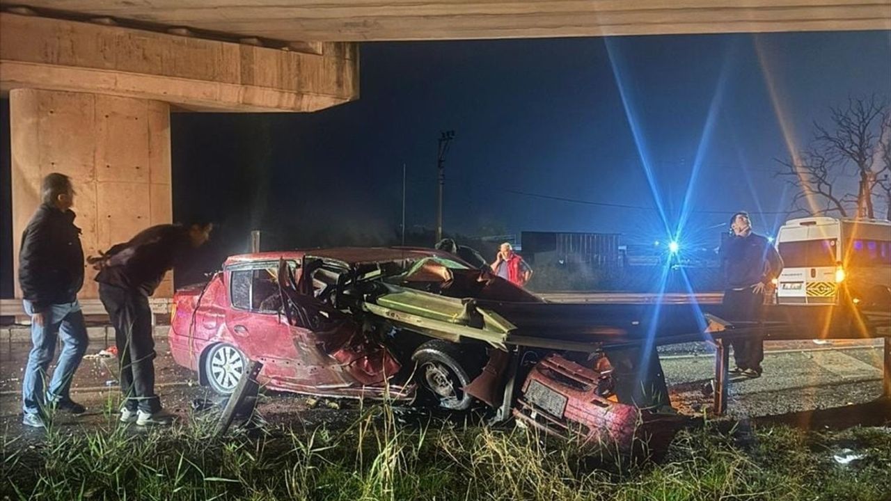 Tekirdağ Altınova Mahallesi'nde bariyere çarpan otomobilde 2 kişi hayatını kaybetti