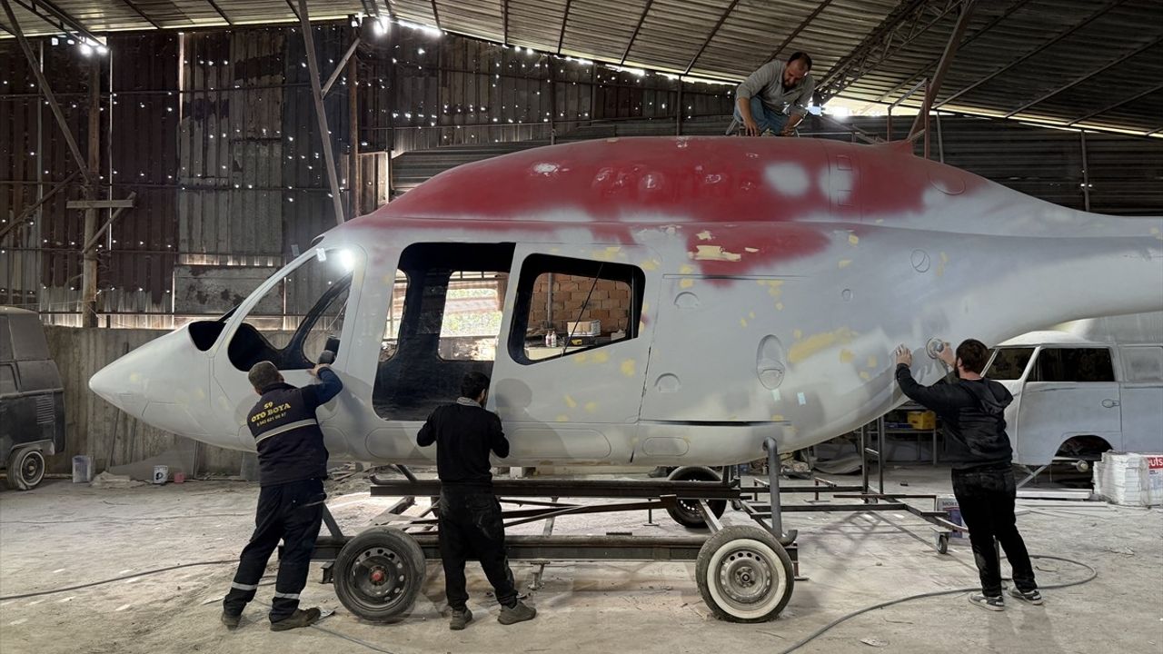 Tekirdağ'da kaporta ustası Ümit Marangoz fiberglas helikopter maketi üretimine hazırlanıyor