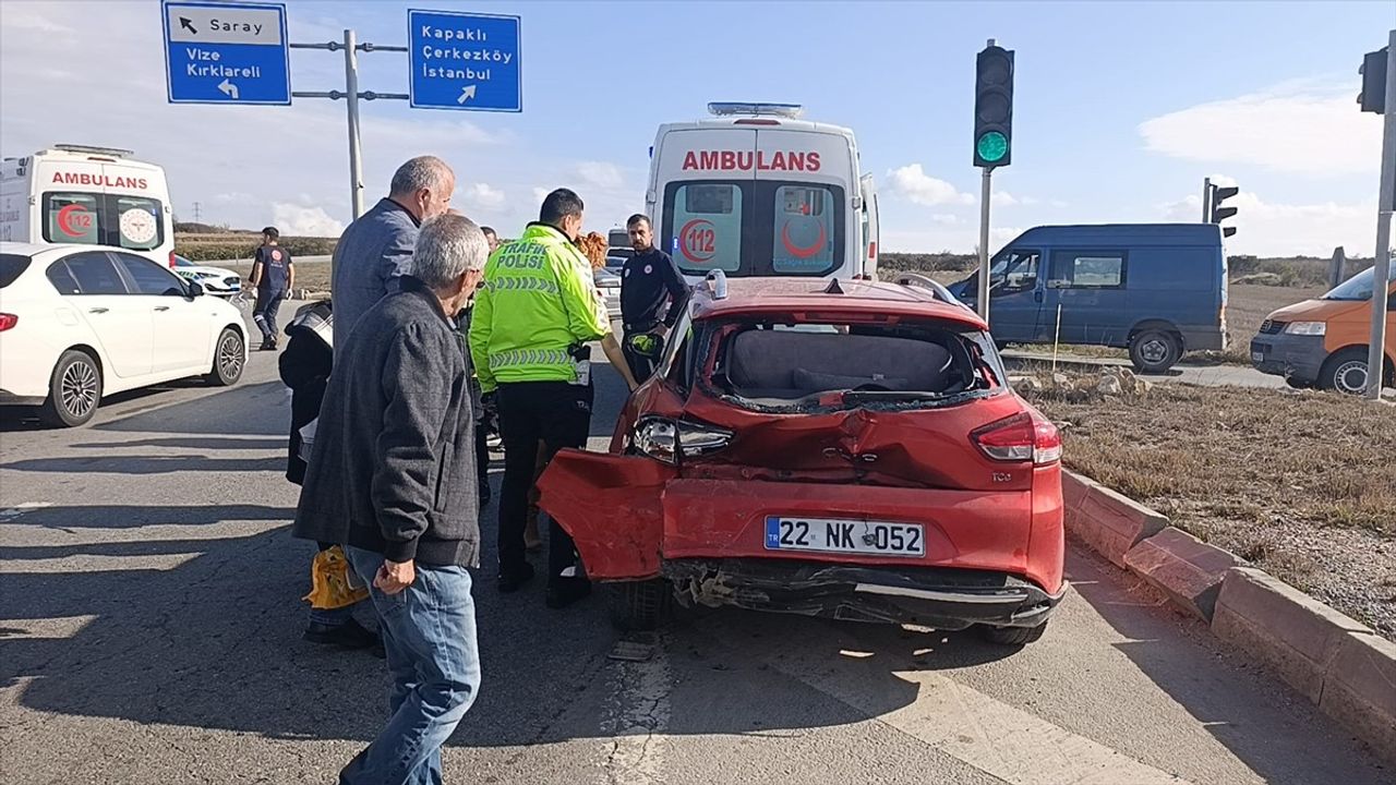 Tekirdağ Saray'da hafif ticari araç ile otomobil çarpıştı: 3 yaralı