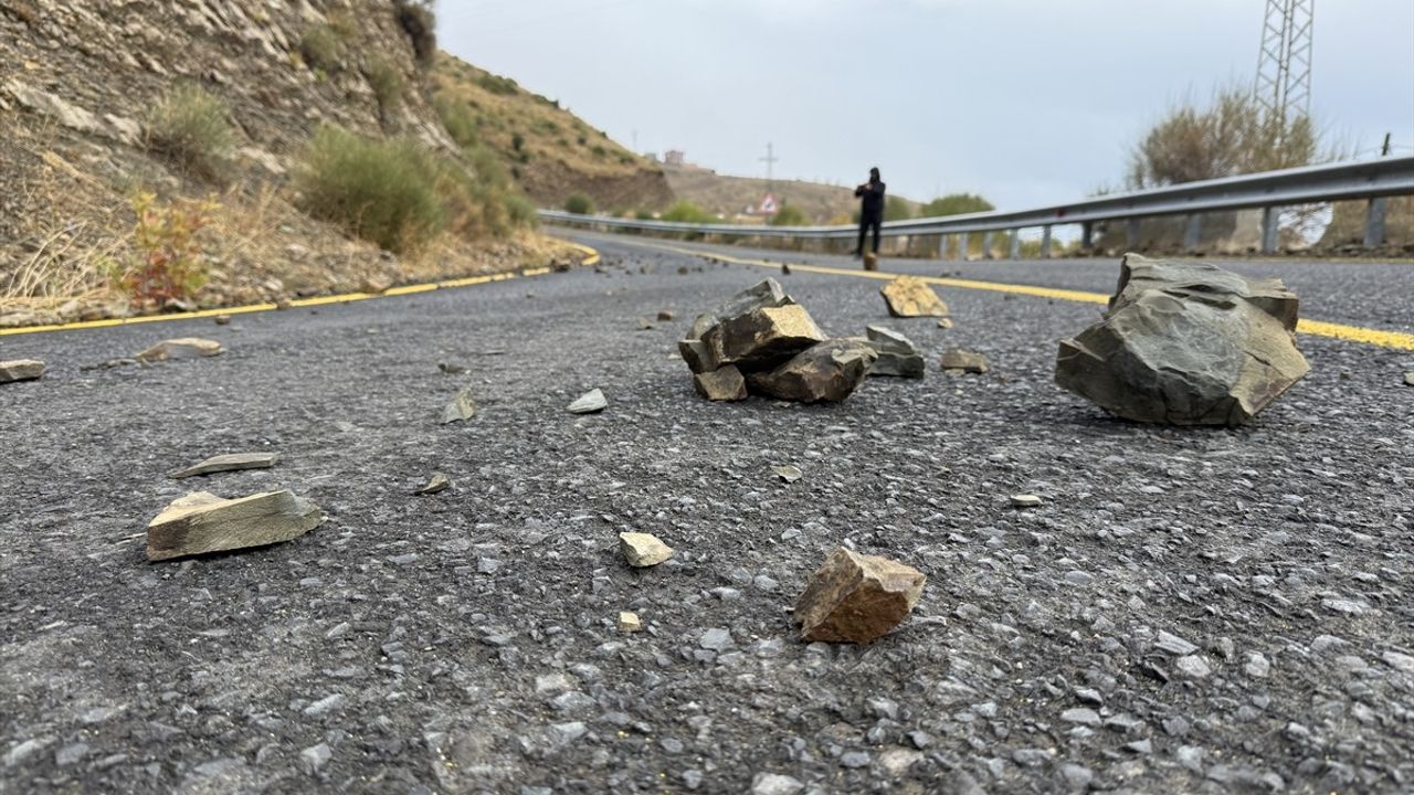 Tekirdağ Şarköy'de Sağanak Kaya Düşmesine Neden Oldu, Ekipler Yolu Temizliyor