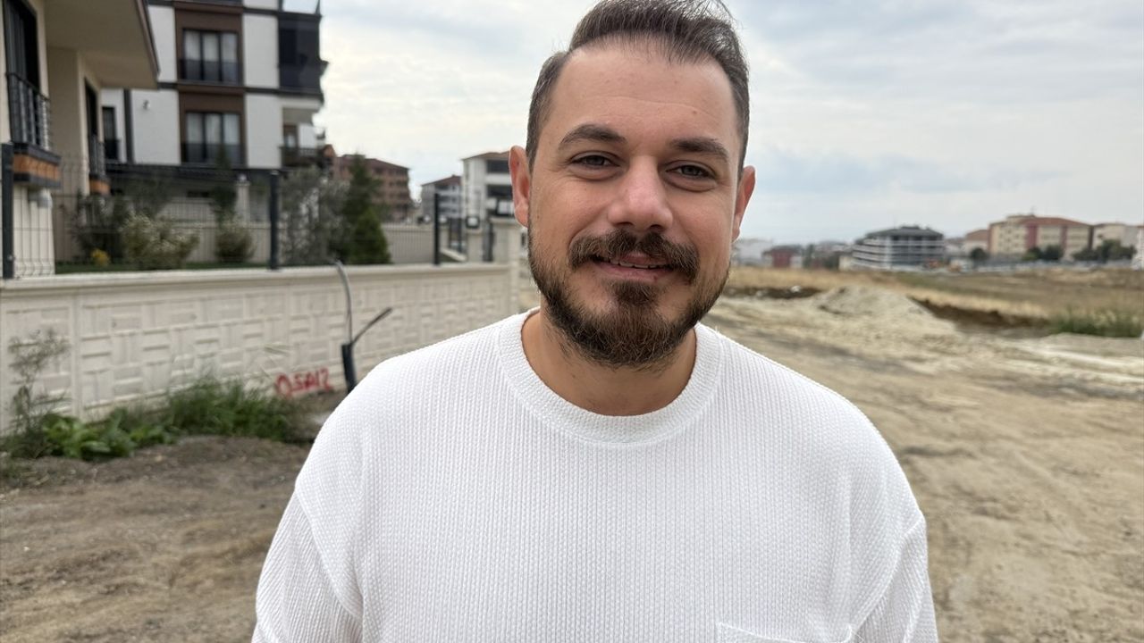 Tekirdağlı Müzisyen Ahmet Merih Çelik, Bozuk Yolları Davul ve Maniyle Protesto Etti