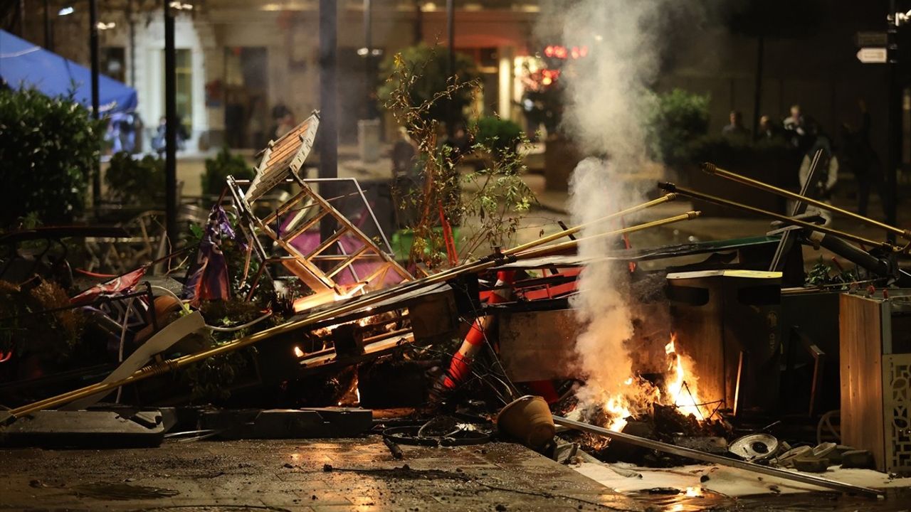 Tiflis'te Cumhurbaşkanlığı Sarayı Önünde Arbede: 21 Polis ve 6 Gösterici Yaralandı