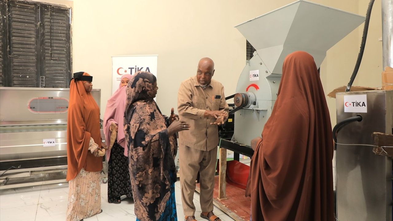 TİKA, Somali'de SHARAFCOOP’a manyok işleme makineleri sağladı