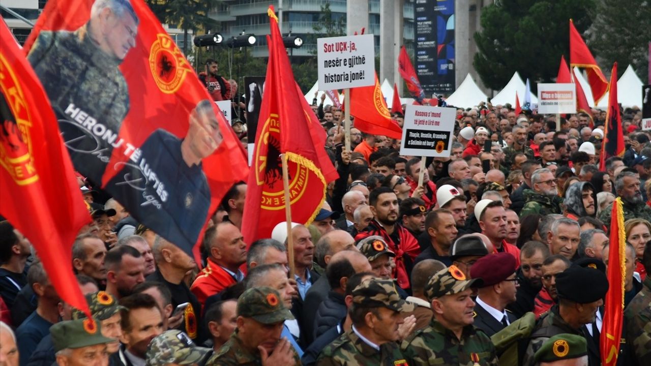 Tiran'da Lahey'de Yargılanan UÇK Komutanlarına Destek Gösterisi