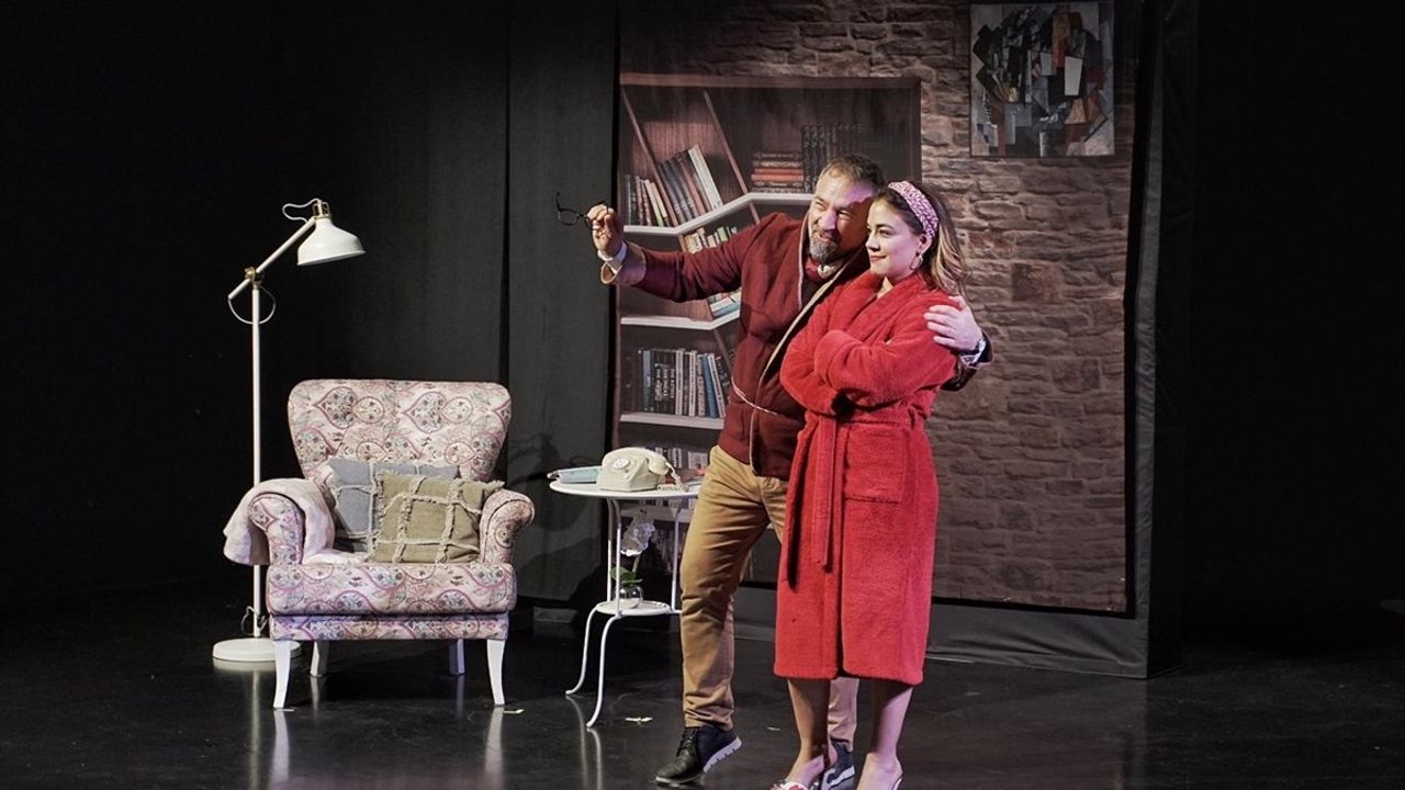 Tiyatro Frankfurt 2025-2026 sezonunu Ferhan Şensoy'un 'Aşkımızın Son Durağı' ile açtı