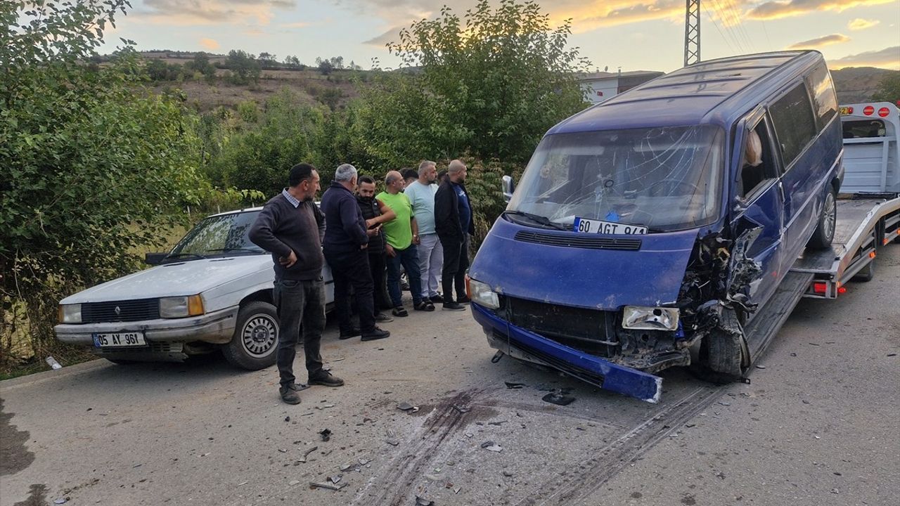 Tokat'ta otomobil ile minibüs çarpıştı: 5 kişi yaralandı