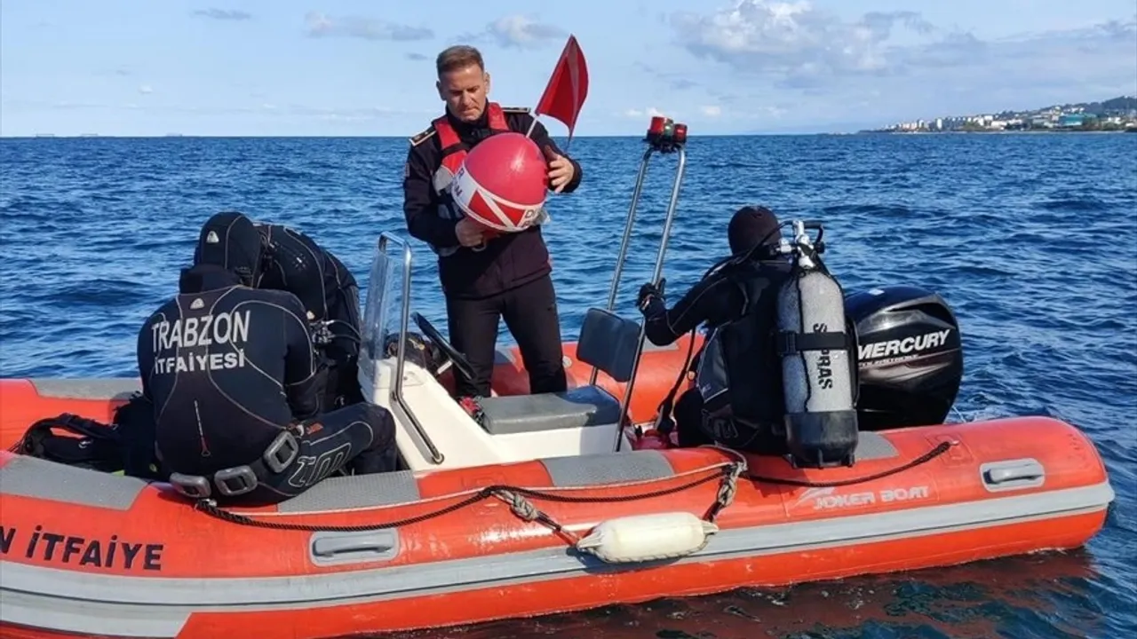 Trabzon Arsin'de denizde kaybolan balıkçı Mehmet Ali Gürsoy için arama çalışmaları sürüyor