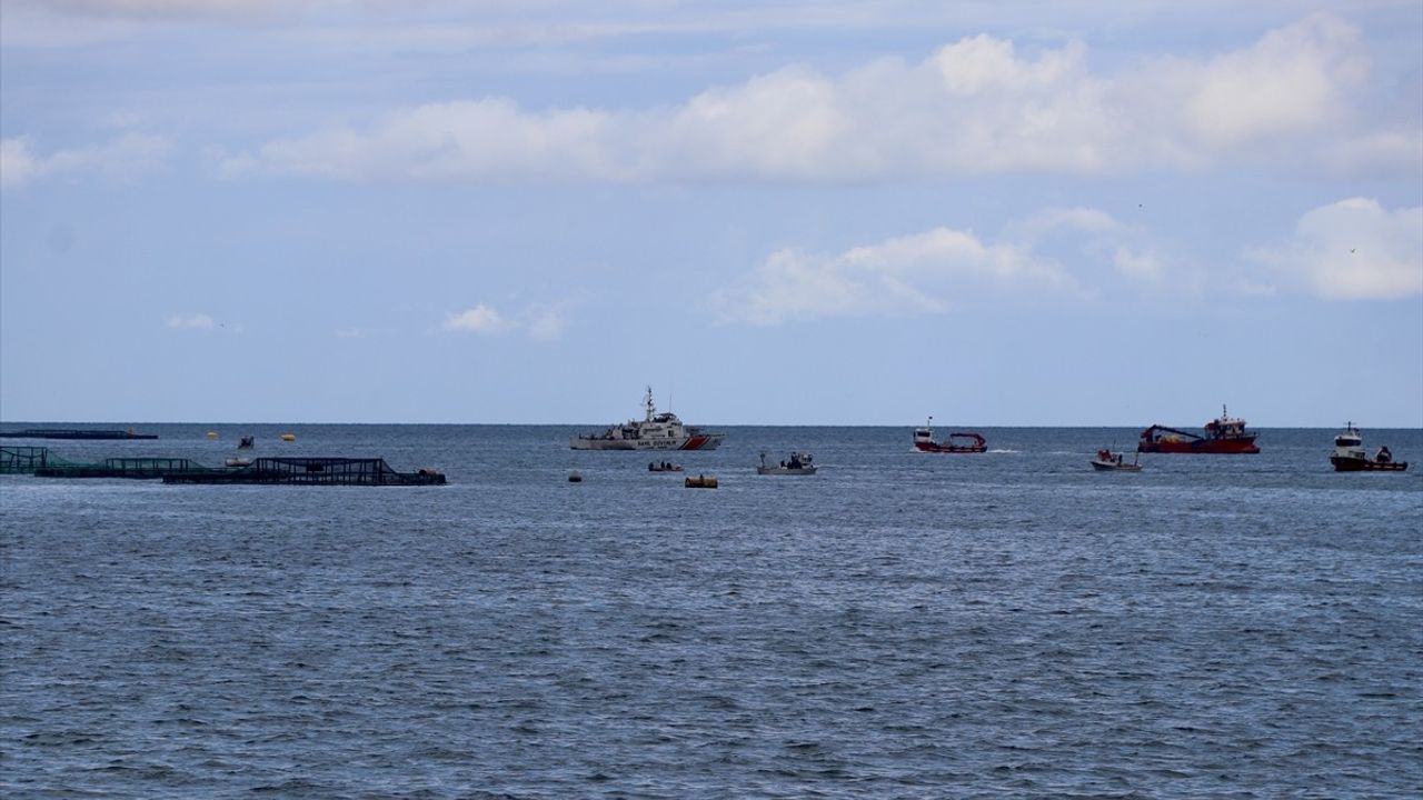 Trabzon Arsin'de Tekneden Düştüğü İddia Edilen Balıkçı İçin Denizde Arama Başlatıldı