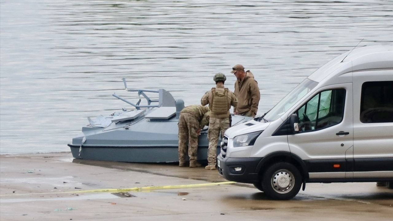 Trabzon Çarşıbaşı'nda bulunan insansız deniz aracı kontrollü şekilde imha edildi