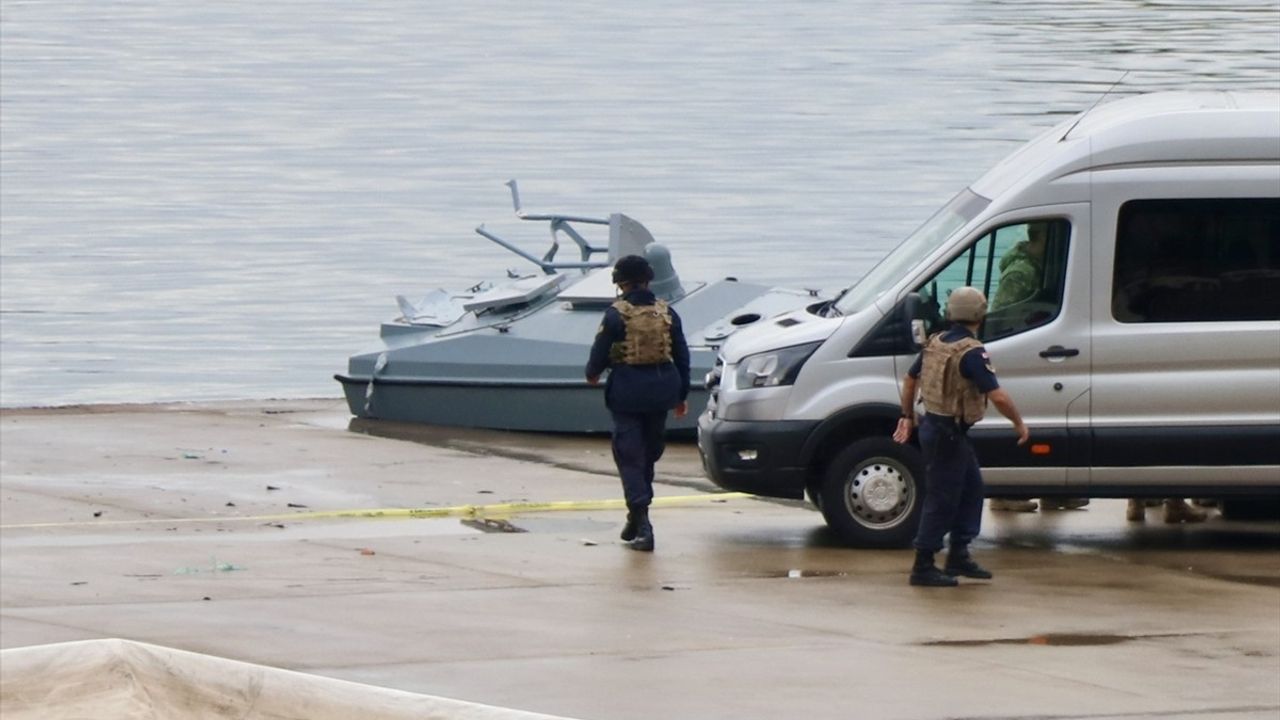 Trabzon'da balıkçılar tarafından bulunan insansız deniz aracı açığa çekilerek kontrollü şekilde imha edildi