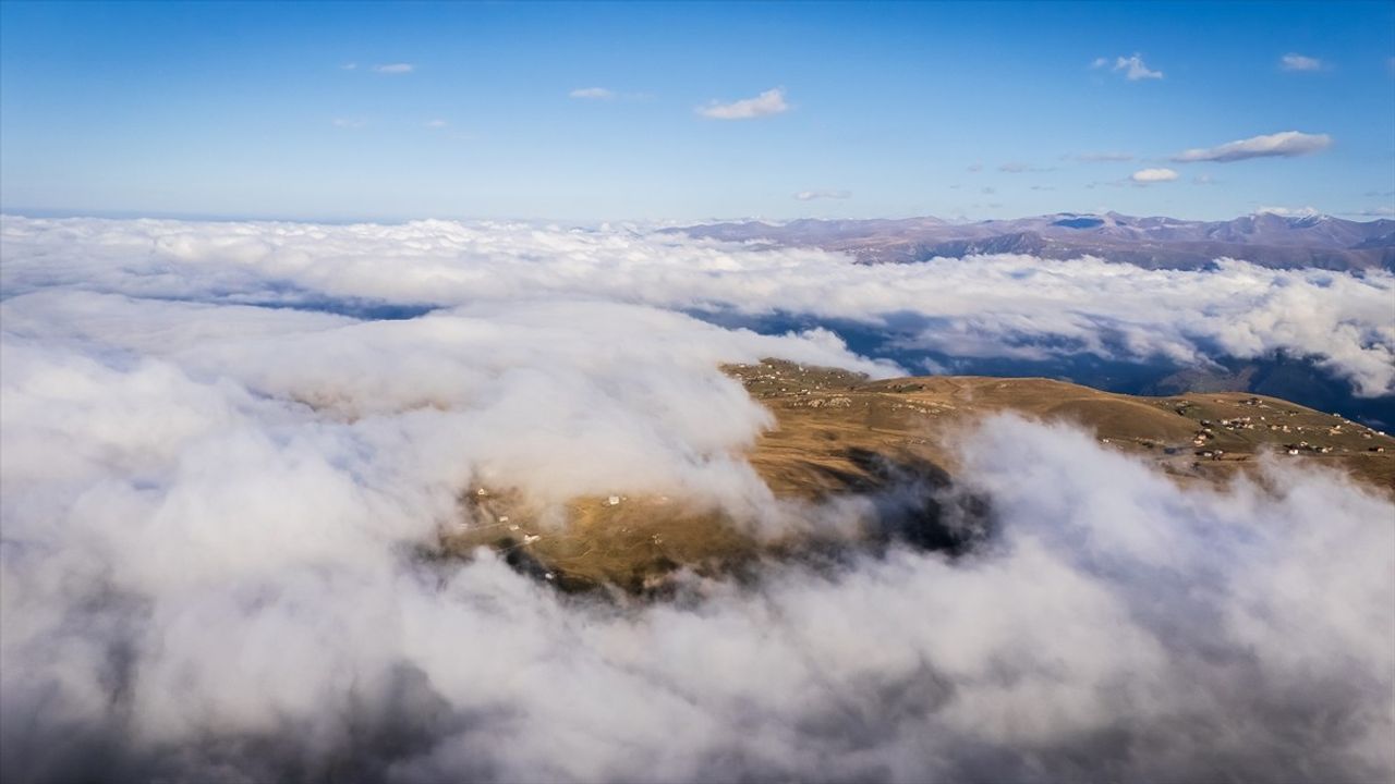 Trabzon'un Sultan Murat Yaylası, sis bulutlarıyla deniz görünümü sunuyor