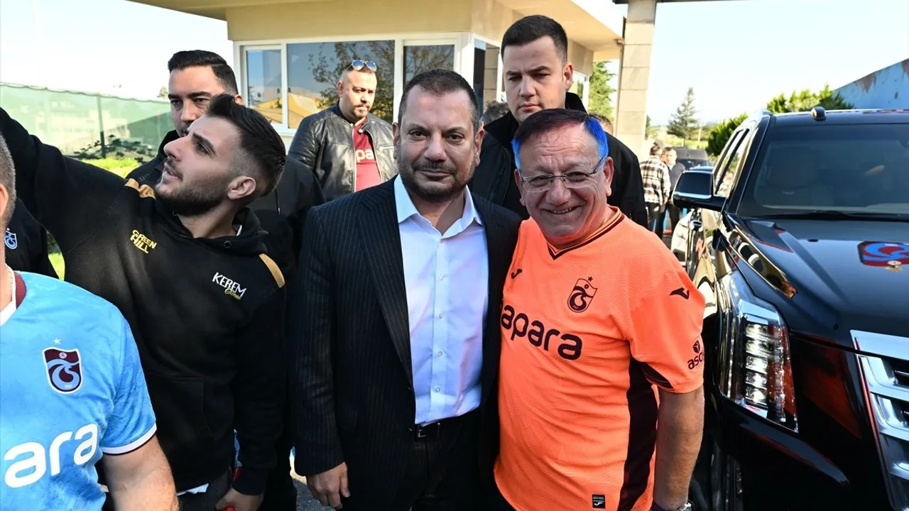 Trabzonspor taraftarları Mehmet Ali Yılmaz Tesisleri'nde takımı Rize'ye uğurladı