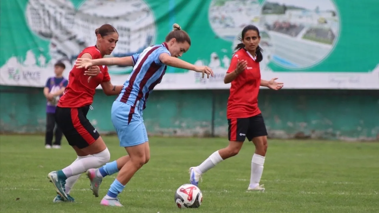Trabzonspor, Turkcell Kadın Futbol Süper Ligi 3. haftasında Ünye Kadın SK'yi 2-0 yendi