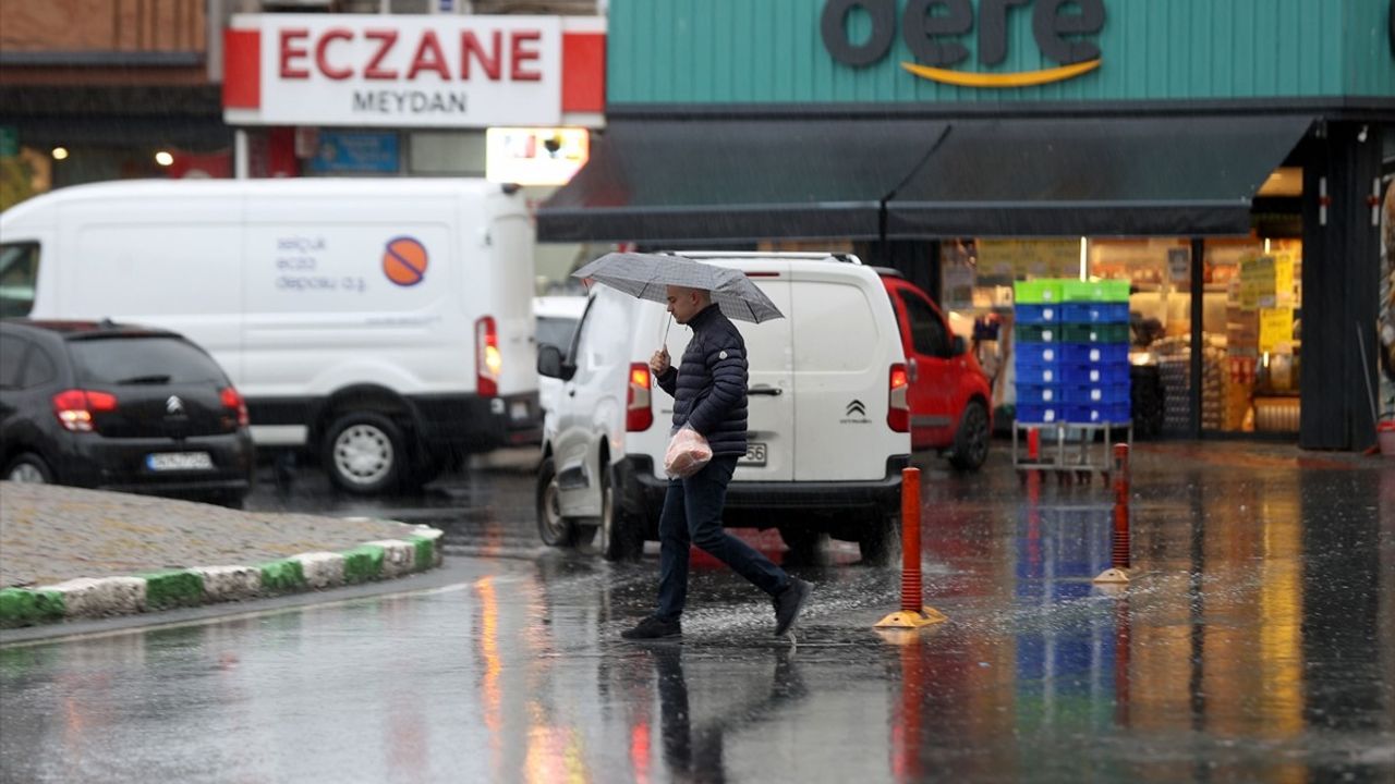 Trakya'da sağanak etkili: Edirne, Kırklareli ve Tekirdağ'ta yağışlar sürüyor