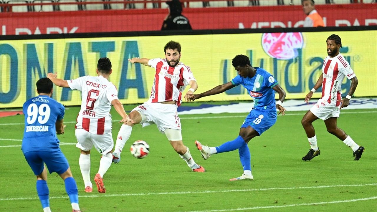Trendyol Süper Lig 8. Hafta: Hesap.com Antalyaspor 1-2 Çaykur Rizespor (İlk Yarı)