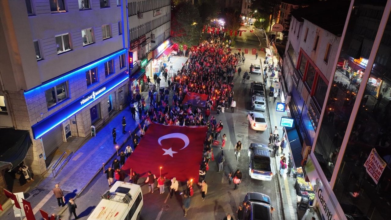 Tunceli'de 29 Ekim Cumhuriyet Bayramı'nda meşaleli yürüyüş düzenlendi