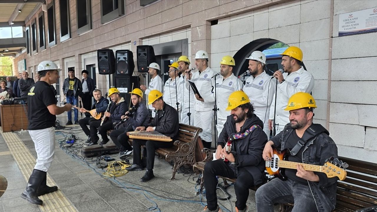 Turistik Karaelmas Ekspresi üçüncü kez Zonguldak'ta; Madenci Korosu 120 turisti karşıladı