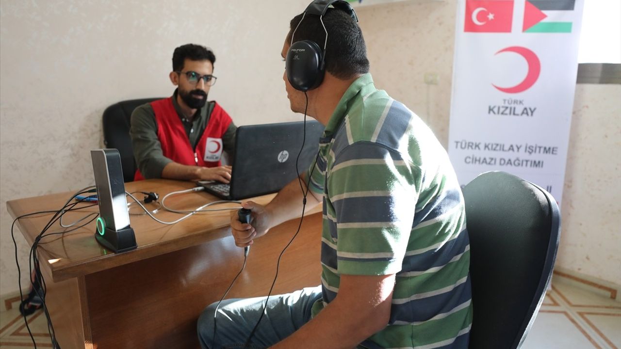 Türk Kızılay, Gazze'de işitme kaybı yaşayan Filistinlilere işitme cihazı dağıttı