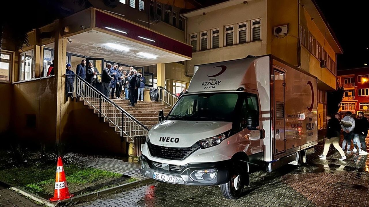 Türk Kızılay, Sındırgı'da 6,1 büyüklüğündeki deprem sonrası beslenme desteği sağladı