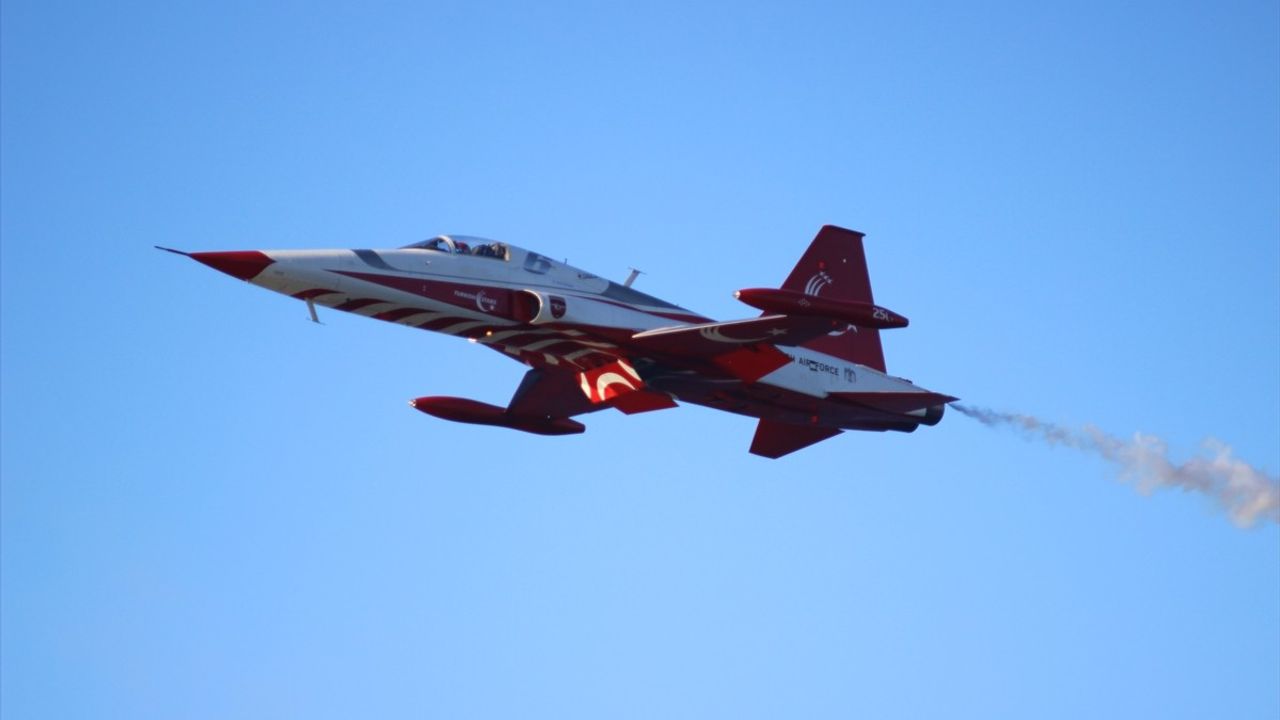 Türk Yıldızları Bandırma'da Gösteri Uçuşu Gerçekleştirdi