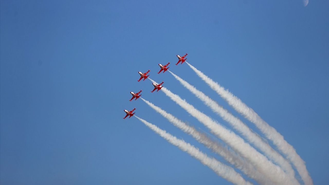 Türk Yıldızları, Kırklareli semalarında Cumhuriyet'in 102. yılına özel gösteri uçuşu gerçekleştirdi