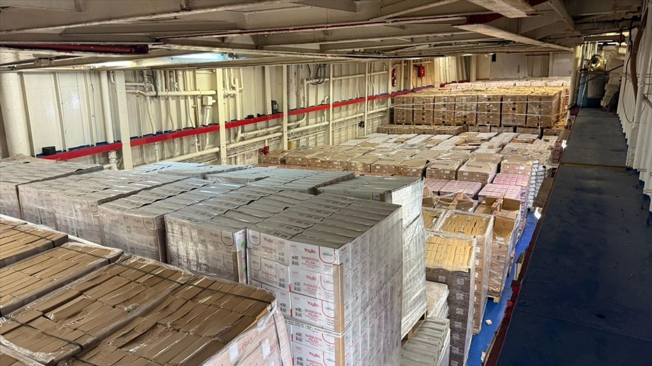 Türkiye'nin 17. "İyilik Gemisi" El-Ariş Limanı açıklarında