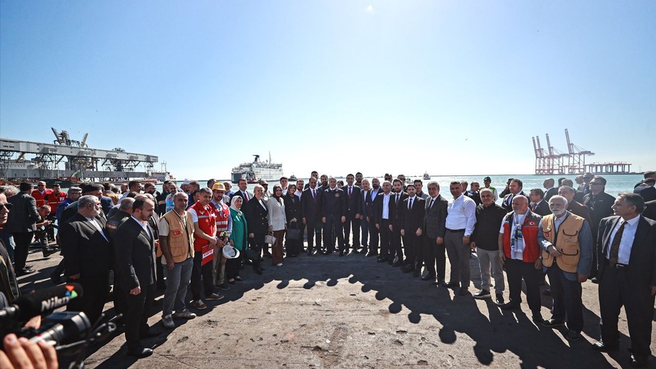 Türkiye'nin 17. 'İyilik Gemisi' Mersin Limanı'ndan Gazze'ye uğurlandı