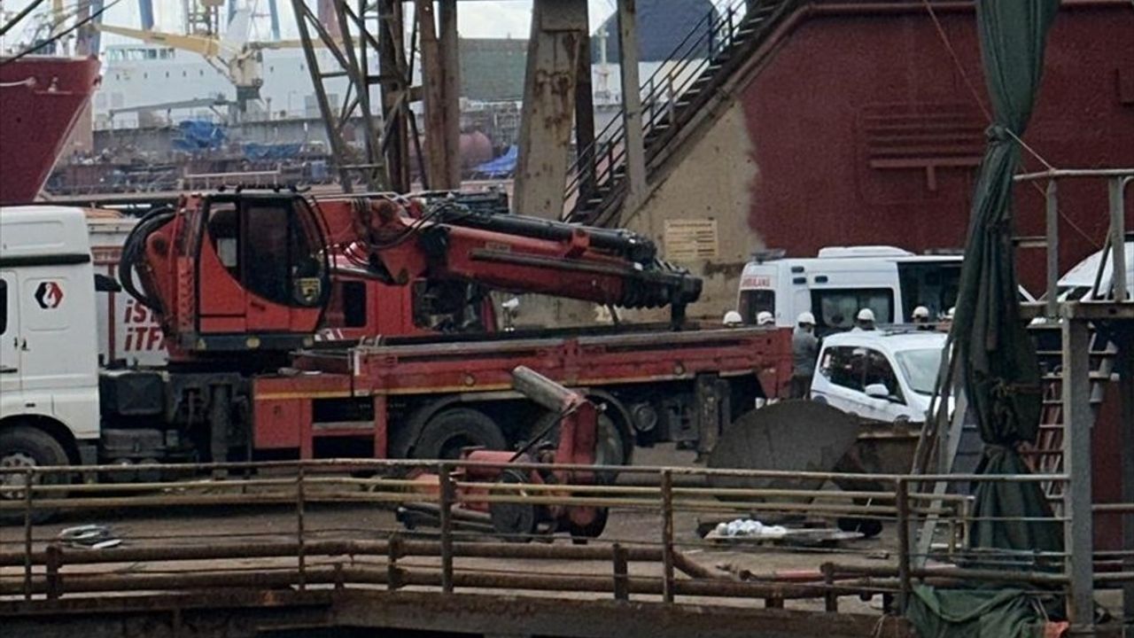 Tuzla'da tersane bakımında karbondioksit tüpü patlaması: 1 işçi hayatını kaybetti, 4 kişi hastaneye kaldırıldı