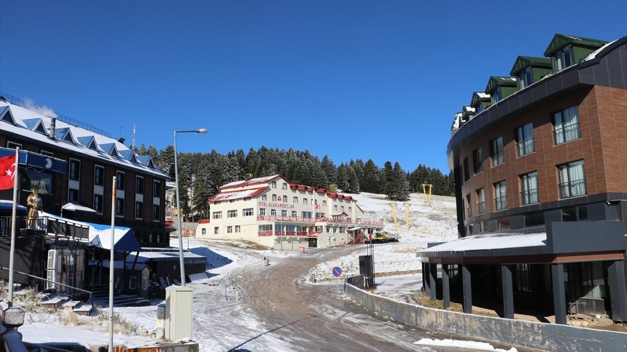 Uludağ beyaza büründü: Kayak sezonu hazırlıkları hızlandı