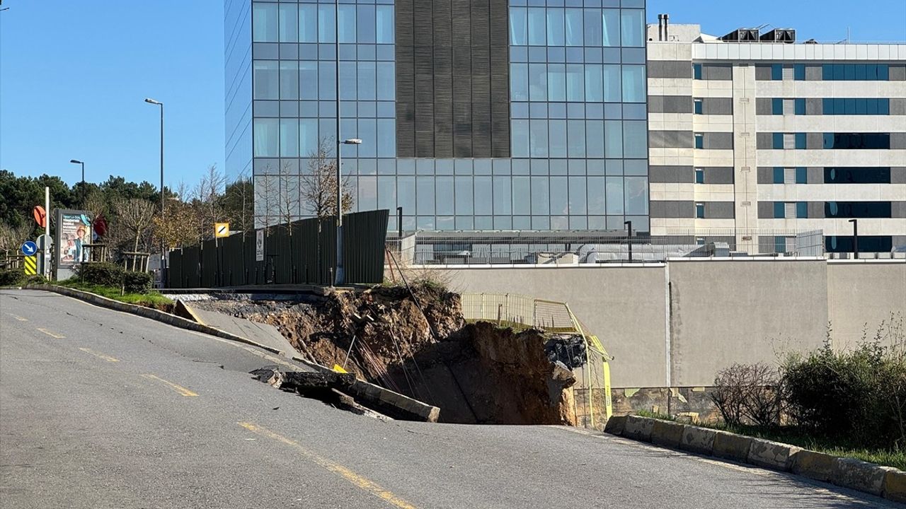 Ümraniye'de istinat duvarı yıkıldı, Sokullu Caddesi'nde yol çöktü