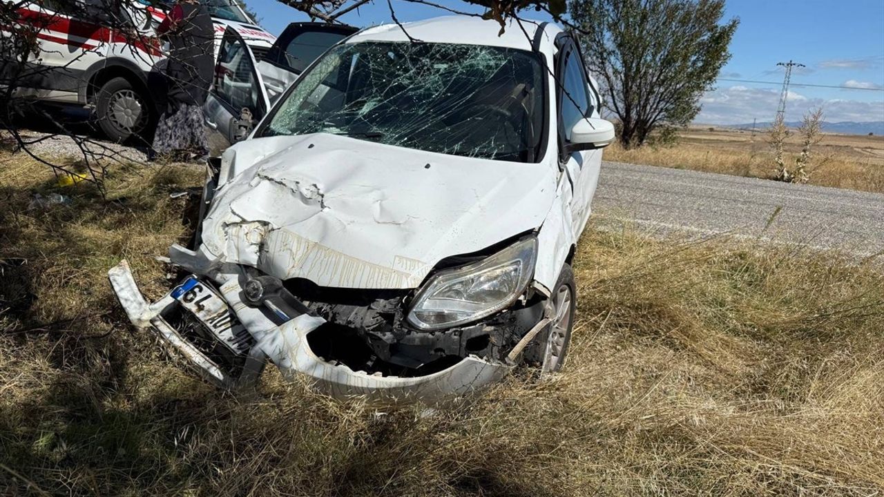 Uşak'ta İki Otomobilin Çarpışması: 5 Kişi Yaralandı