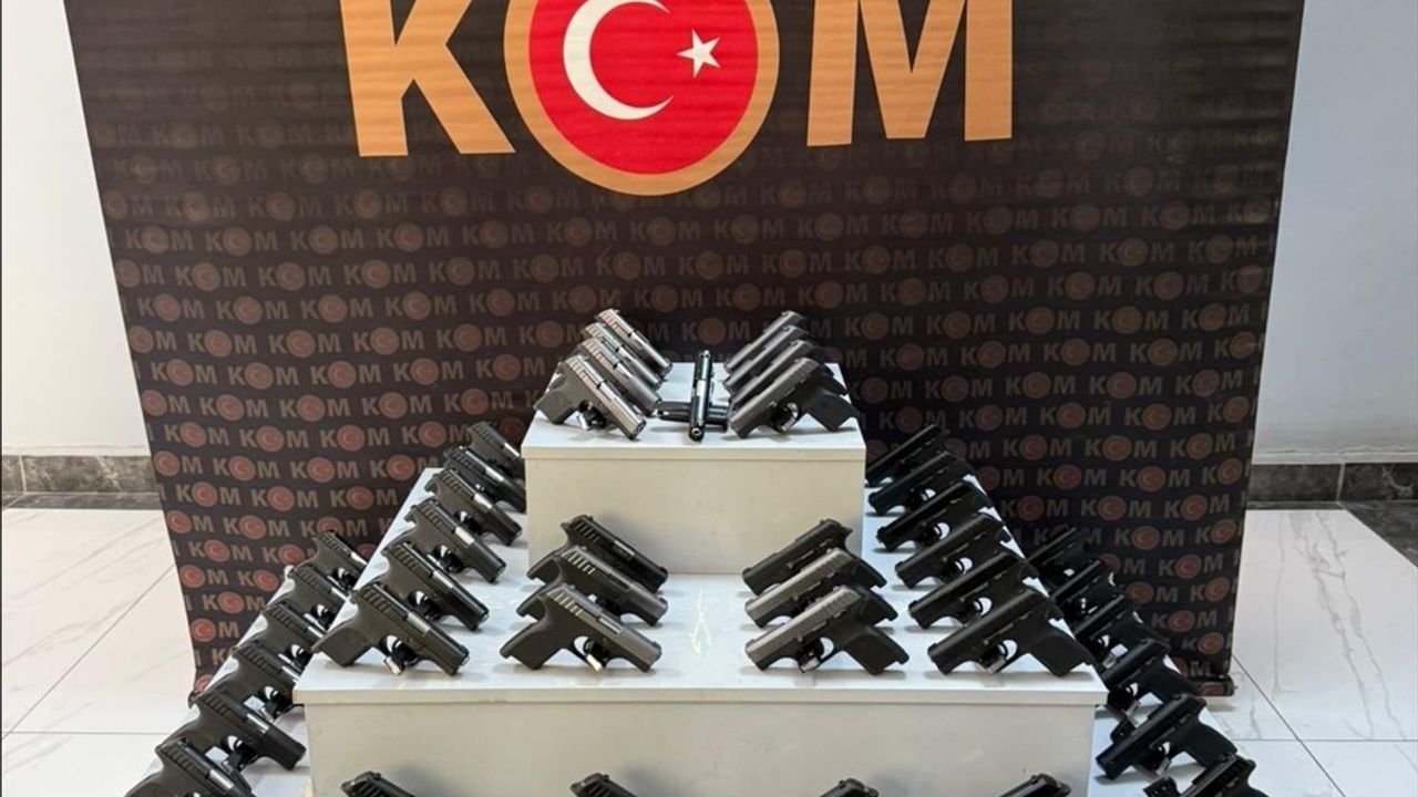 Uşak'ta şehirler arası otobüste 55 ruhsatsız tabanca ele geçirildi; bir yolcu tutuklandı