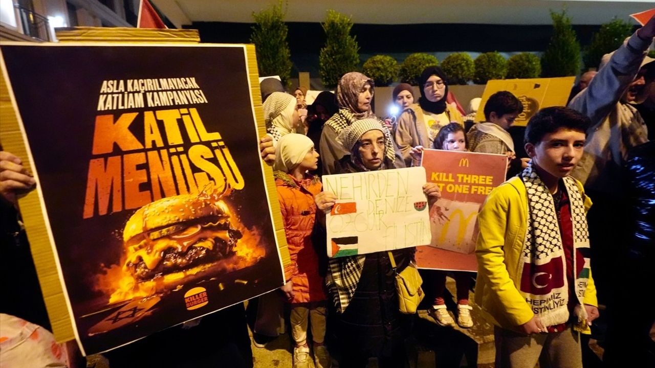 Üsküdar Bahçelievler'de McDonald's Şube Açılmasına Mahalle Protestosu