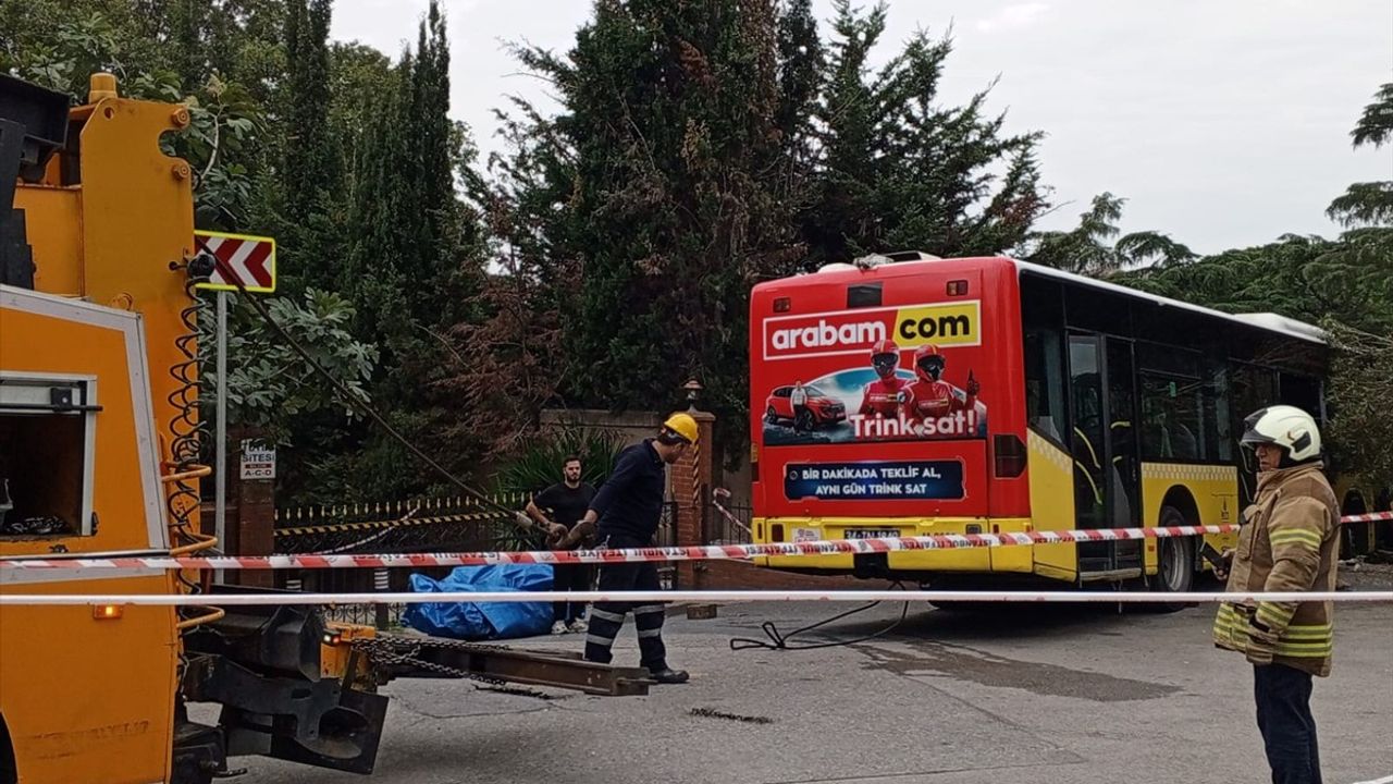 Üsküdar'da park halindeki İETT otobüsü el freni çekilmeden kaydı, istinat duvarına çarparak asılı kaldı