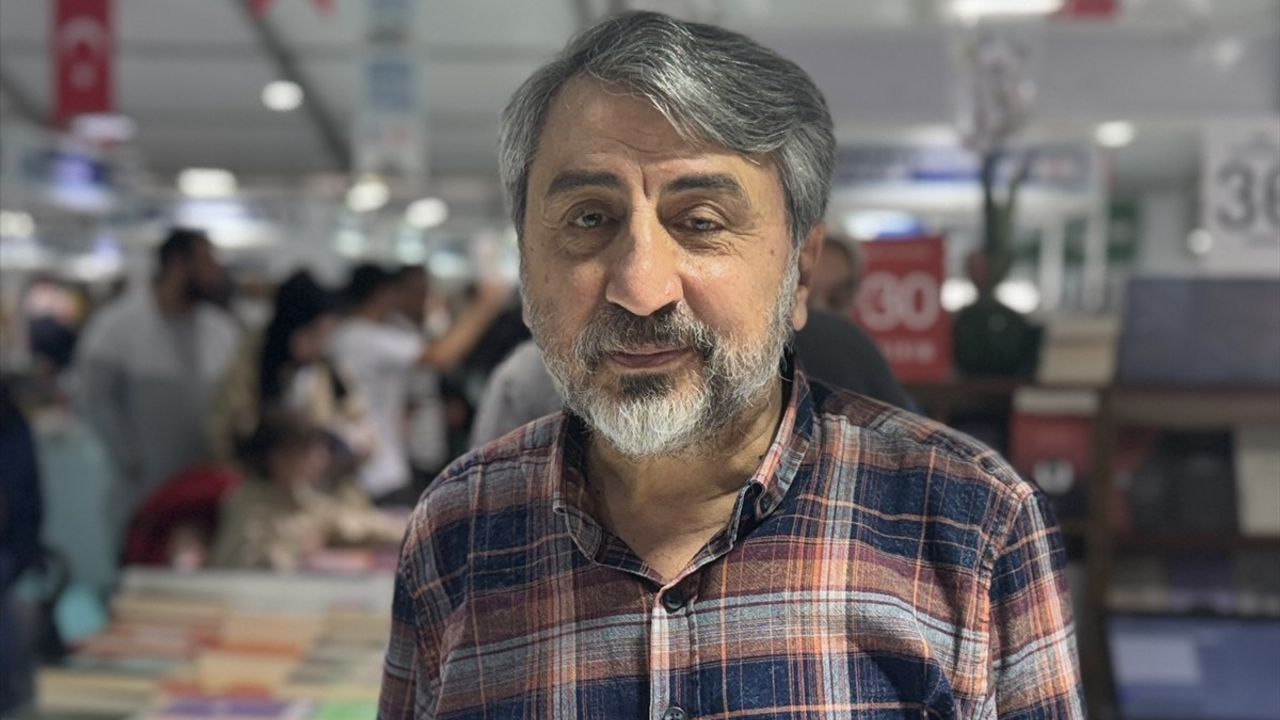 Üsküdar Kaymakamlığı Kitap Fuarı, 'Ben Okuyorum, İstanbul Okuyor' temasıyla okurları yazarlarla buluşturuyor