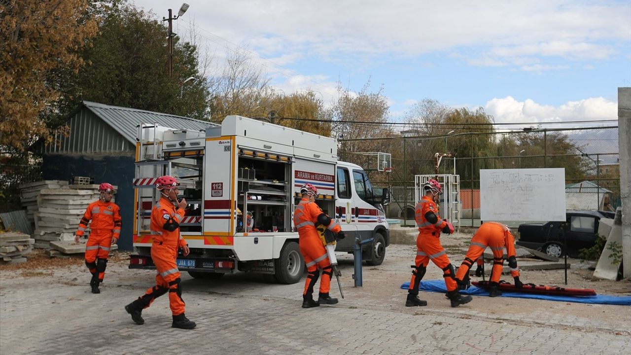 Van'da AFAD koordinasyonunda arama-kurtarma tatbikatı — 23 Ekim 2011 depreminin 14. yılı