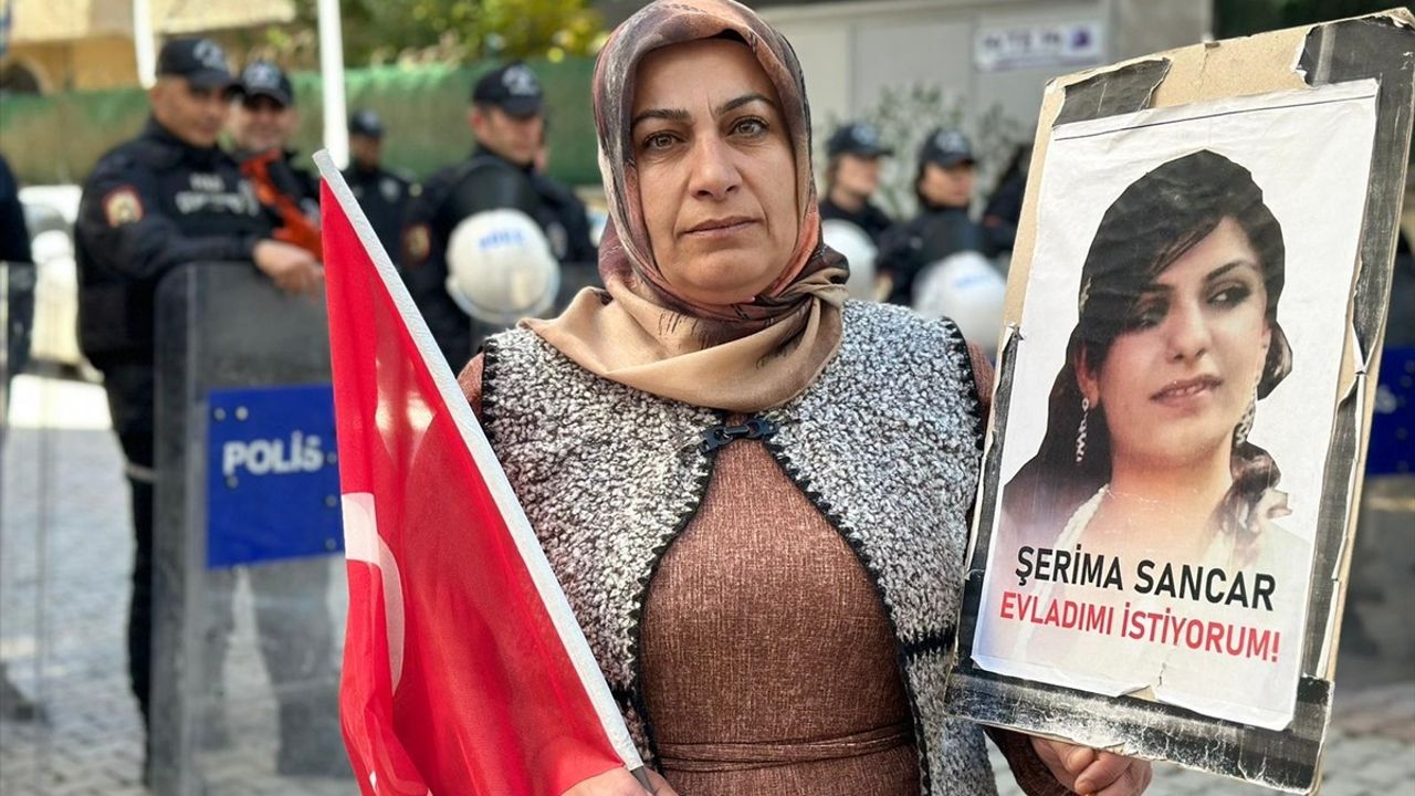 Van'da çocukları dağa kaçırılan ailelerin DEM Parti İl Başkanlığı önündeki eylemi sürdü