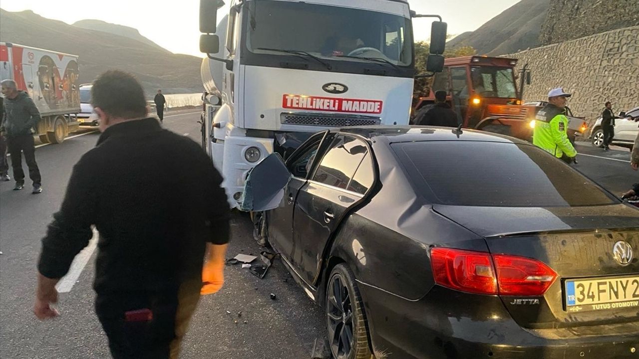 Van'da tanker ile otomobil çarpıştı: 3 ölü, 3 yaralı